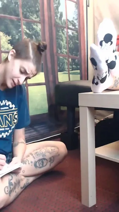 Can't resist her barefeet
