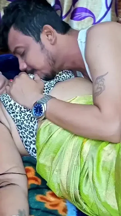 Ghar main baiji bai dance karne aaya or time miltehe larka ne baiji ko bohat choda Clip 1