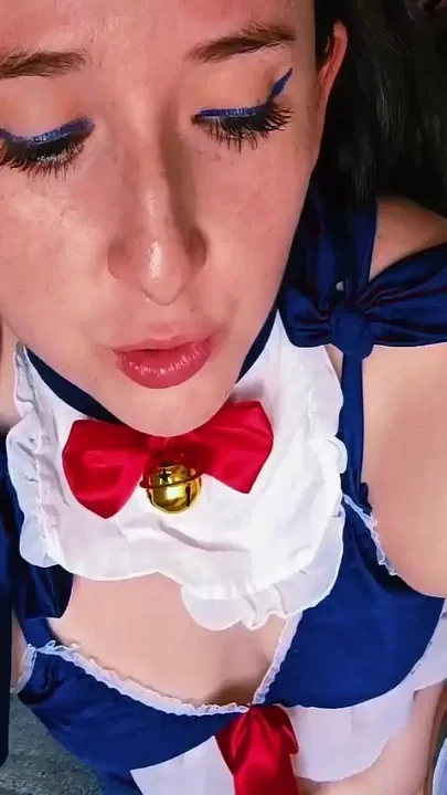 Snowwhite Is so Wet for Squirting a Lot