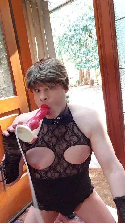 Sissy waits for the delivery man