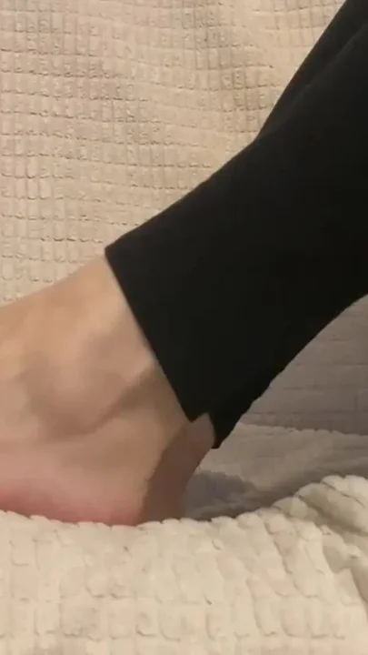 Jerk off at My Feet While I Ignore You