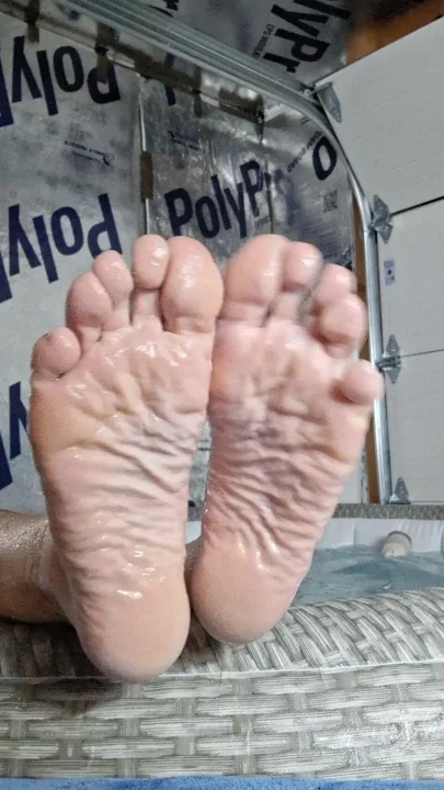 Fuck my wet wrinkled soles while in the hot tub