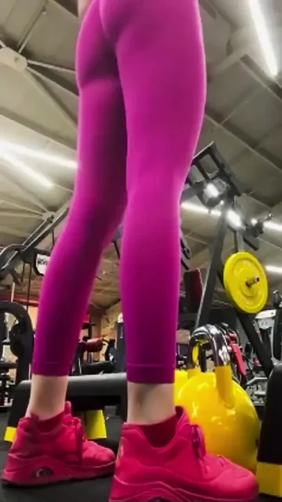 Sexy Training in the Gym in Leggins