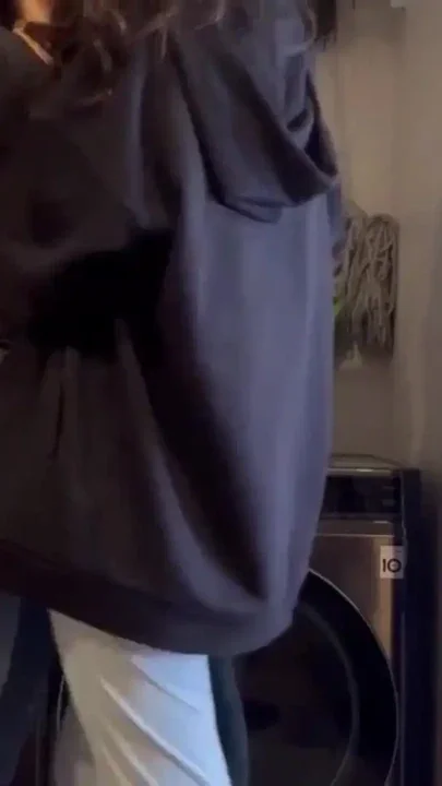 I fuck my neighbor on her washing machine I stick my fingers in her wet and