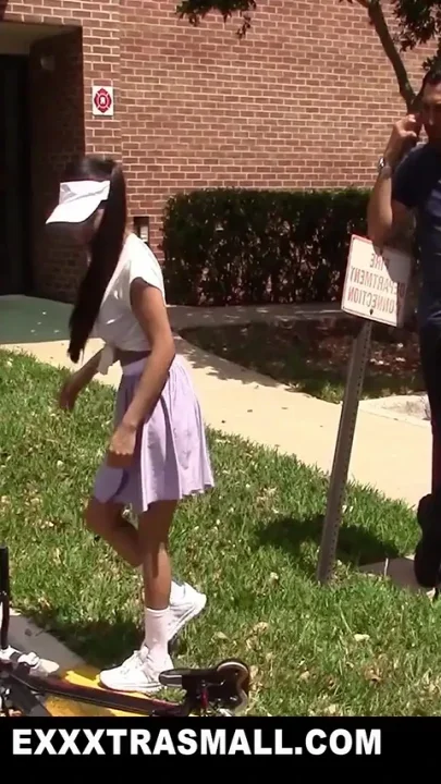 Tiny Spanish teen gets a helping hand from stranger