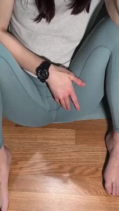 Thick White Girl Wets Leggings Masturbating