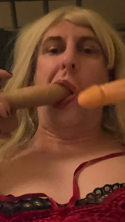 Crossdresser sucks off 2 dildos