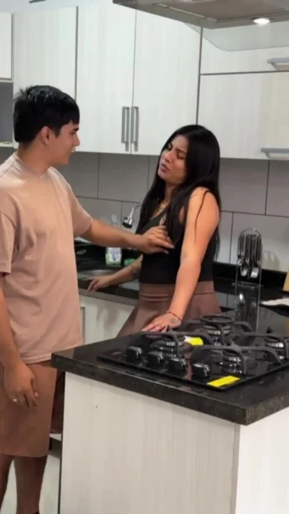 Delicious white ass was resting in my kitchen and I cum in the Clip 1