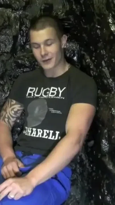 Sexy msucle boy straight accept to be sucked by gay
