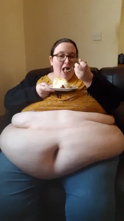 SSBBW eating cake with belly out