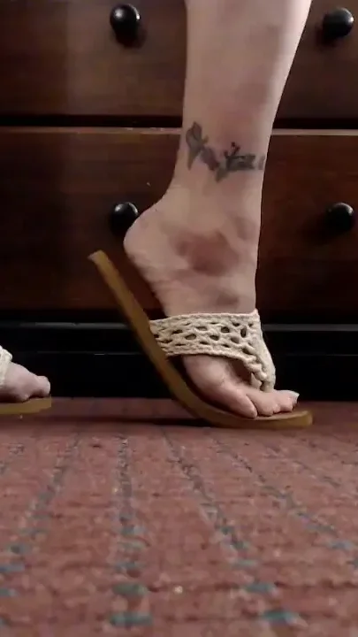 Standing leather flipflops shoeplay