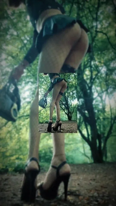 TikToc in La FOret mini skirt flush with the ass VaneSsaBiTCHx