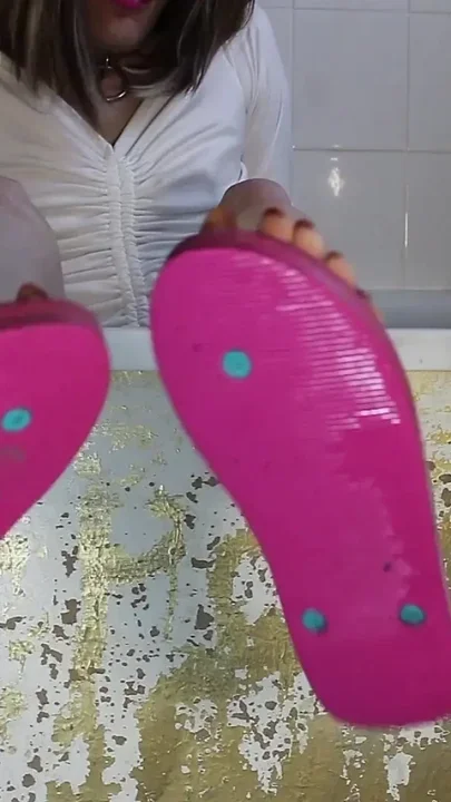 Wriggling Maggot Wiggles Her Toes