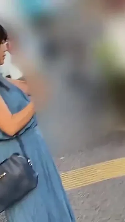 4 People Caught in an Intimate Routine - D