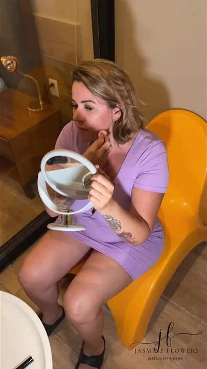 Extremely Horny MILF Fucks Her Lipstick