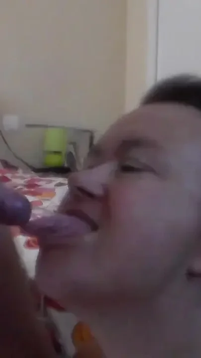John is filling up Jens mouth with his pee