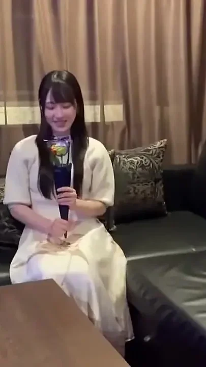 Pure Image Shattered - a Popular Idols Sensitivity Revealed in an Intimate