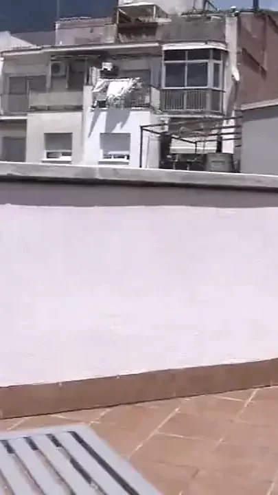 Peeling Damaris' ass