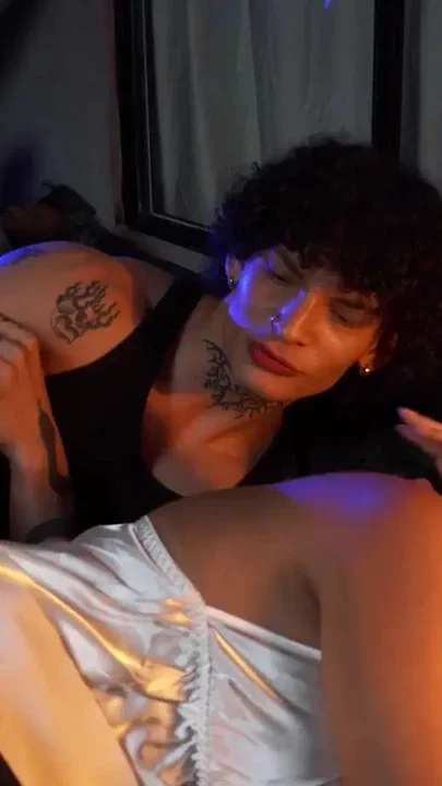 Busty stepmother gets from her stepson what her husband never gives her Clip 1