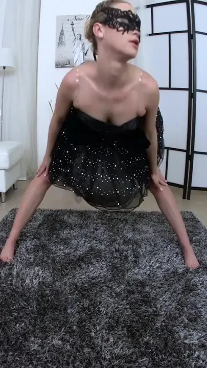 Cute ballerina Vinna Reed bending her flexi body for virtual cam