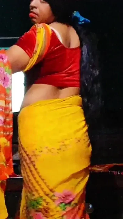 Hot Sonu crossy in yellow saree Clip 1
