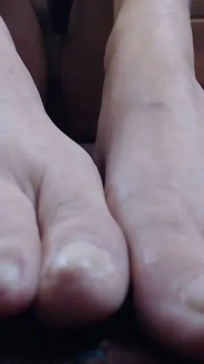 No polish close up toe wiggling