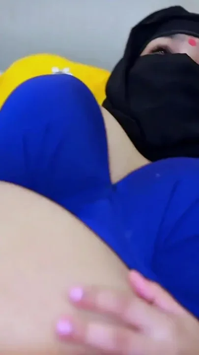 Hijabi Muslim Girlfriend Send Me Pussy Licking Video in Early Morning