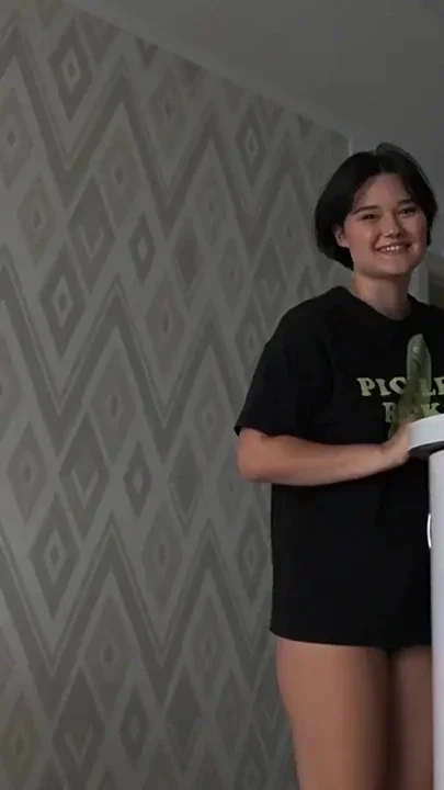 She knows how to please me Clip 1