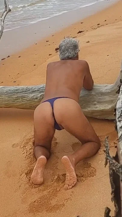 Ladysilva twerking on the beach in her panties