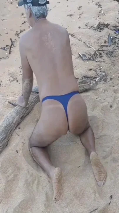 Ladysilva twerking her ass on the beach