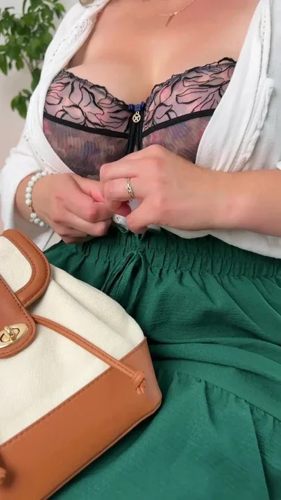 MILF wife and her huge bra SUCH a PAWG body is a wonderful body