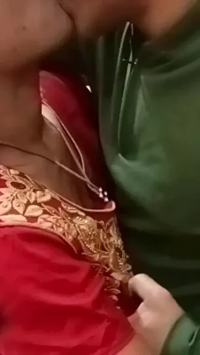 Indian Rich Beauty Married Bhabhi Fucked with Cake Delivery Boy on New Year