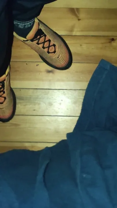 Dirtyjunkbro Doesn't Want to Go to the Toilet Better on the Sports Shoes