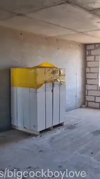 Fucked a Builder of a Building Without Condoms in Front of Everyone
