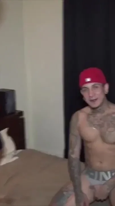 Slut with tatoos fucked barebakc by Arab xxl cok and jess
