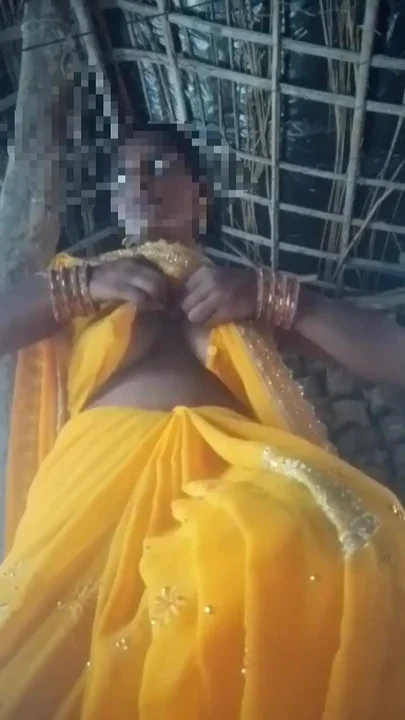 Bhabhi Is Showing Her Pussy in Yellow Saree I Inserted My Finger and Took Out Water
