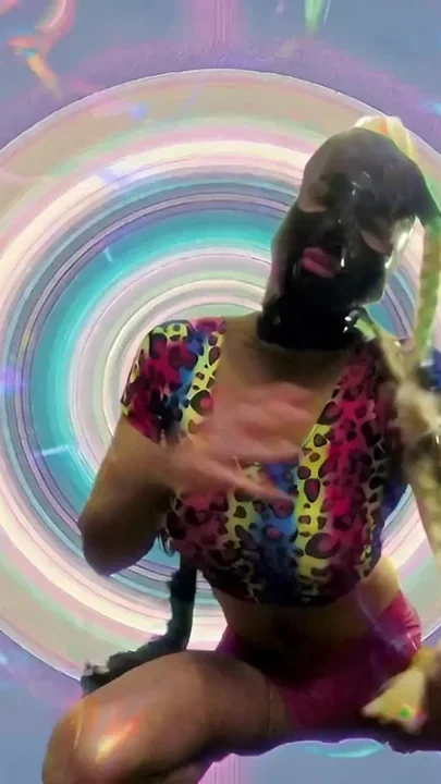 Trippy femme mask