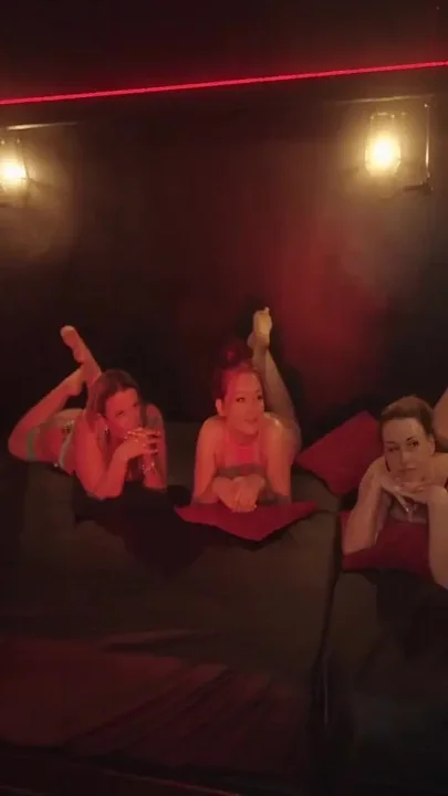 Can the Blindfolded Boyfriend Guess Who His Girlfriend Is