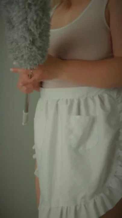 RETRO MILF shakes her huge bum while dusting