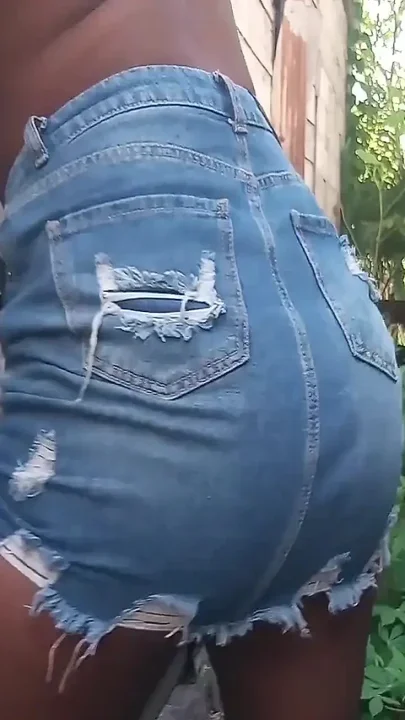 Desperate for a Wee in Short Skirt Pissing Outdoors
