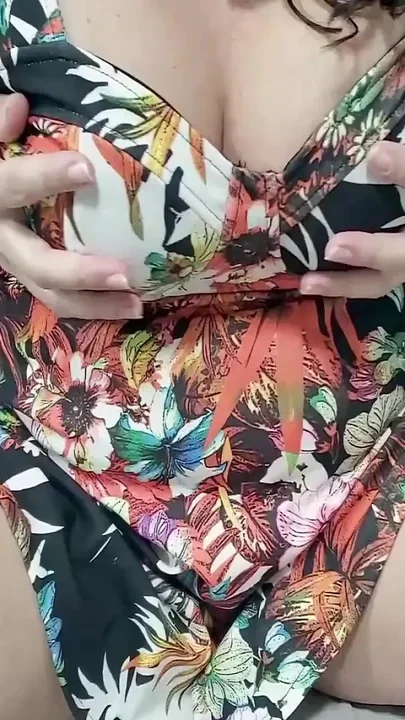 I Showing My Wifes Ass Hole for Strangers in Outdoor Chat
