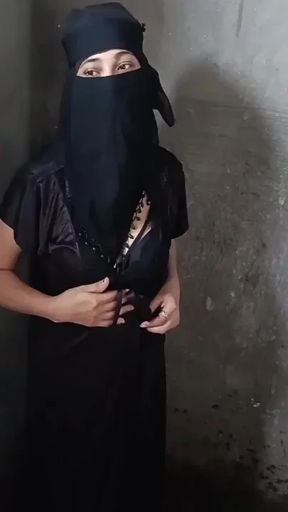 Muslim Bhabhi Left in the Bathroom