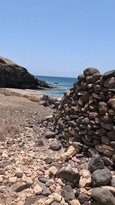 He Saw a Naked Girl on the Beach and Started Jerking off