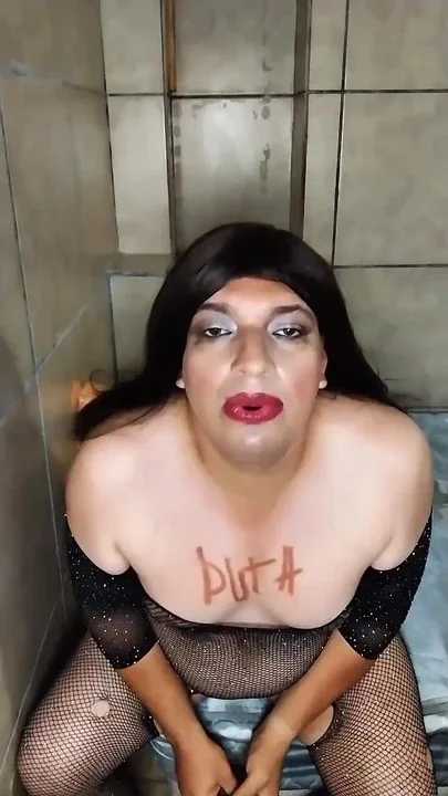 Shemale slut Taking urine and putting her fingers in her ass Clip 1
