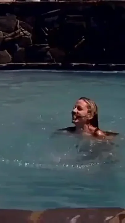 Blonde couple pussy fucking pussy licking in the swimming pool