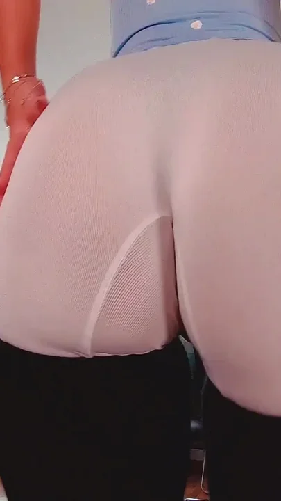 Sexydea Grinds Her Big Dildo