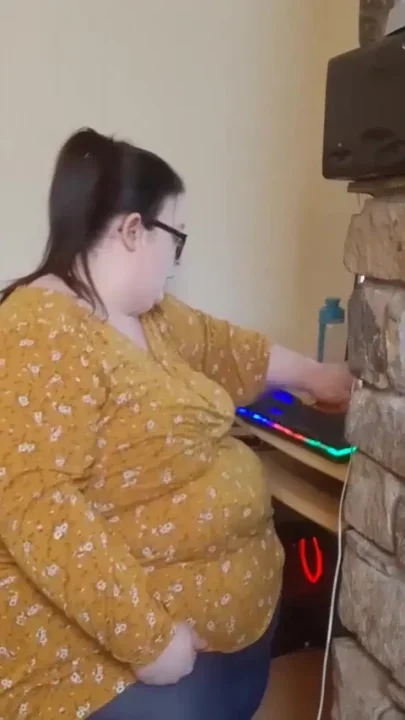 The fattest girl at work struggles