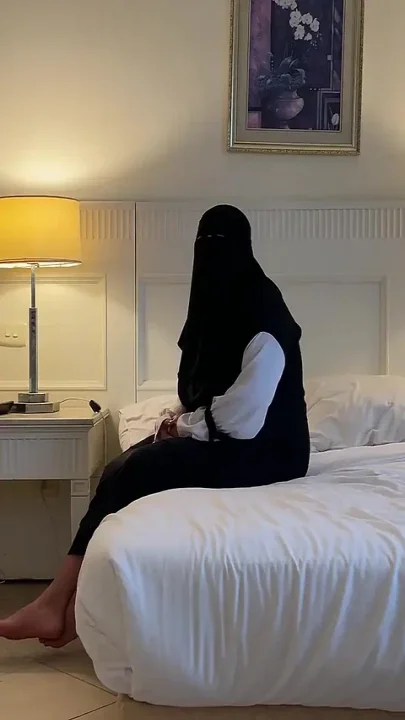 In a Hotel Room He Met an Arab Girl