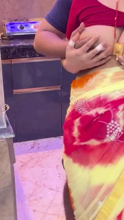 Pados Ki Bhabhi Aayi Cookies Taste Karwaane aur Chud Ke gayi Clip 1