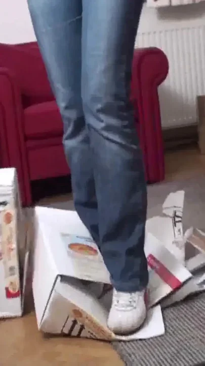 Trampling boxes in the living room